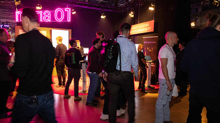 Ihmisiä kävelee Slushin käytävillä.