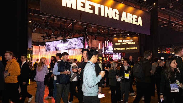 Ihmisiä kävelee Slushin käytävillä.