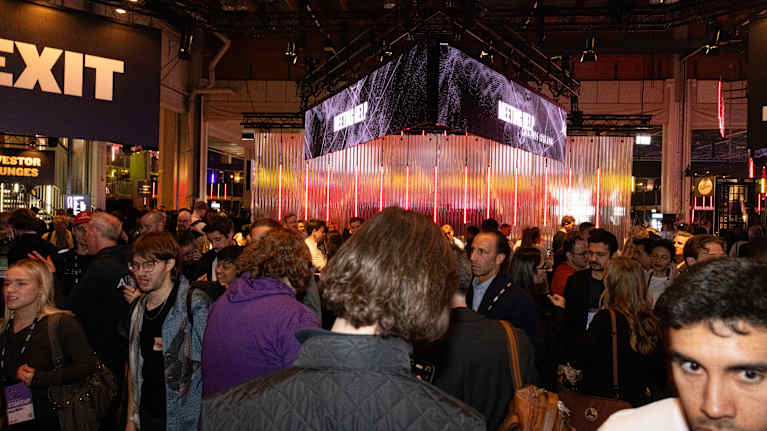 Ihmisiä kävelee Slushin käytävillä.