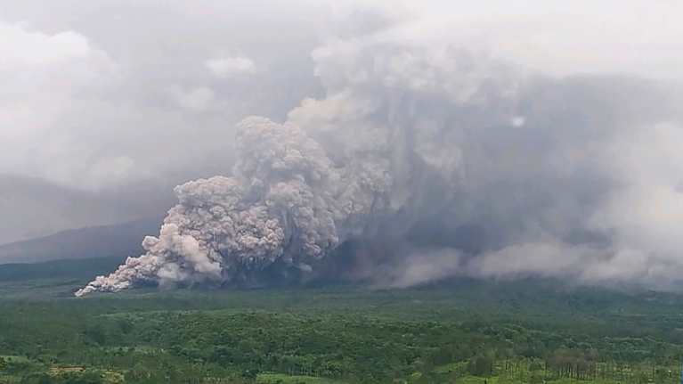 Semeru-tulivuori purkautuu, ilmassa savua.
