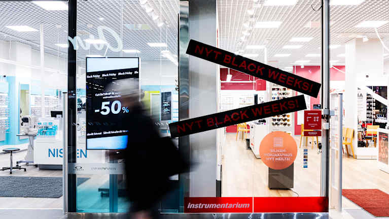 Black friday -mainoksia kauppakeskus Kaaressa.