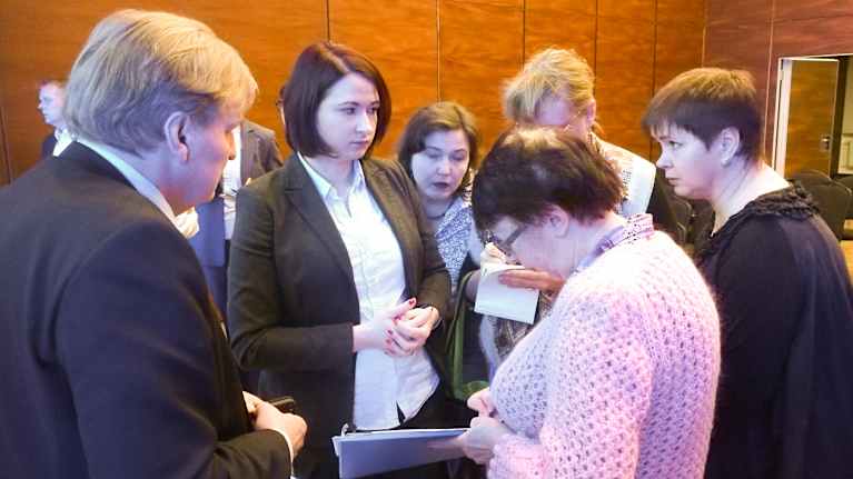 Venäläisen median edustajat haastattelevat Pertti Lintusta Pietarissa.