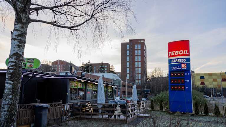 Teboil-huoltoaseman express-piste, jonka edustalla on hintataulu.