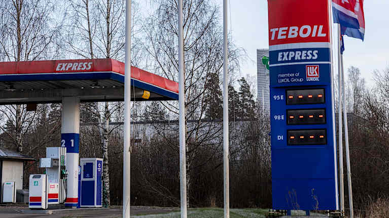 "Teboil Express -huoltoasema talvisessa maisemassa.