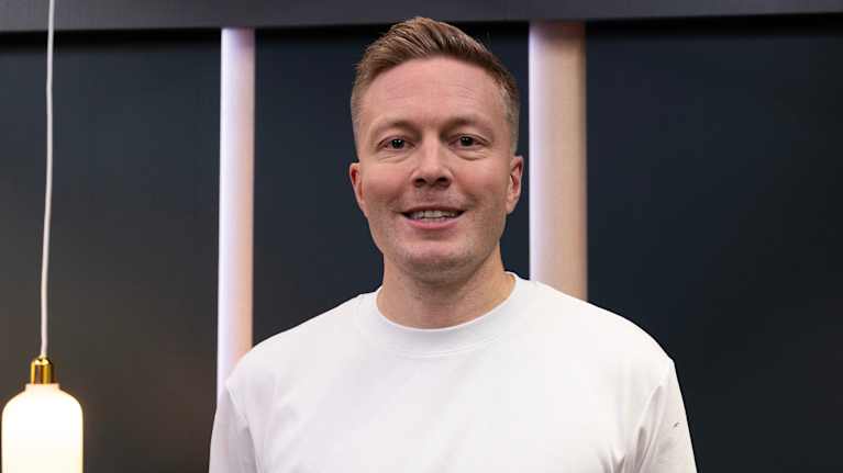 Lassi Tuovi koripallo valmentaja katsoo kameraan.