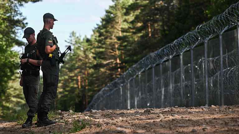 Kaksi Liettuan rajavartijaa partioi Valko-Venäjän ja Liettuan välisellä rajalla.