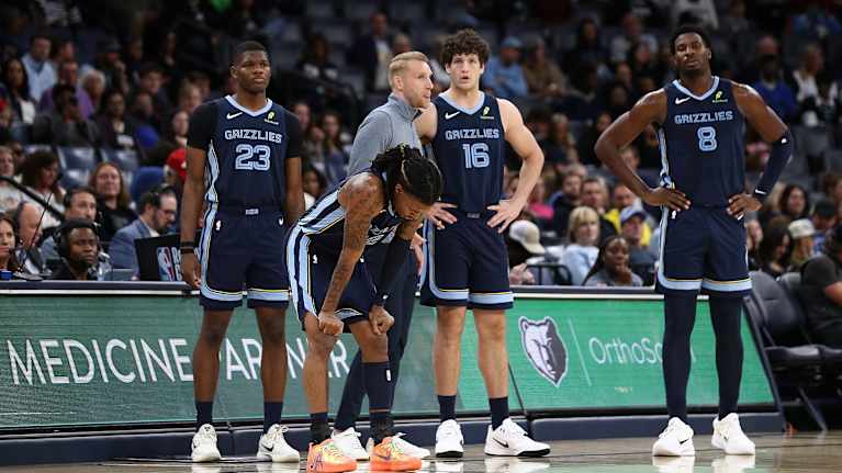 Kuvassa Memphis Grizzliesin Cedric Coward (nro 23),  Ja Morant (12),  PJ Hall (16), valmentaja Tuomas Iisalo ja Jaren Jackson Jr. (8).