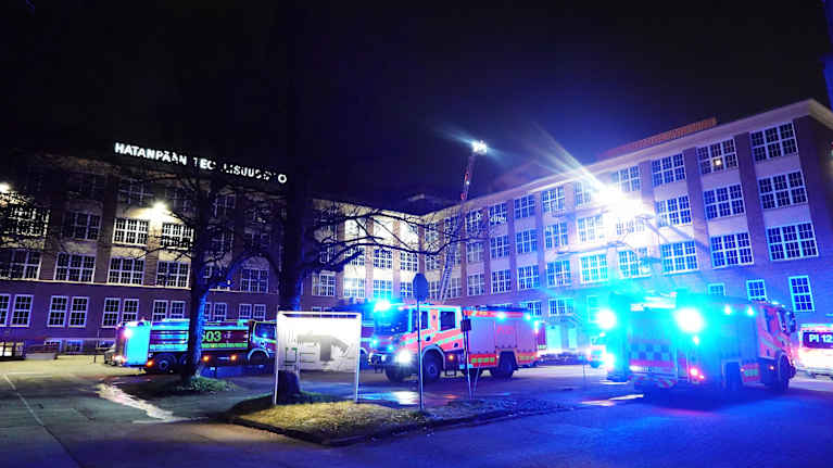 Pelastusajoneuvoja Hatanpään teollisuustalon edustalla.