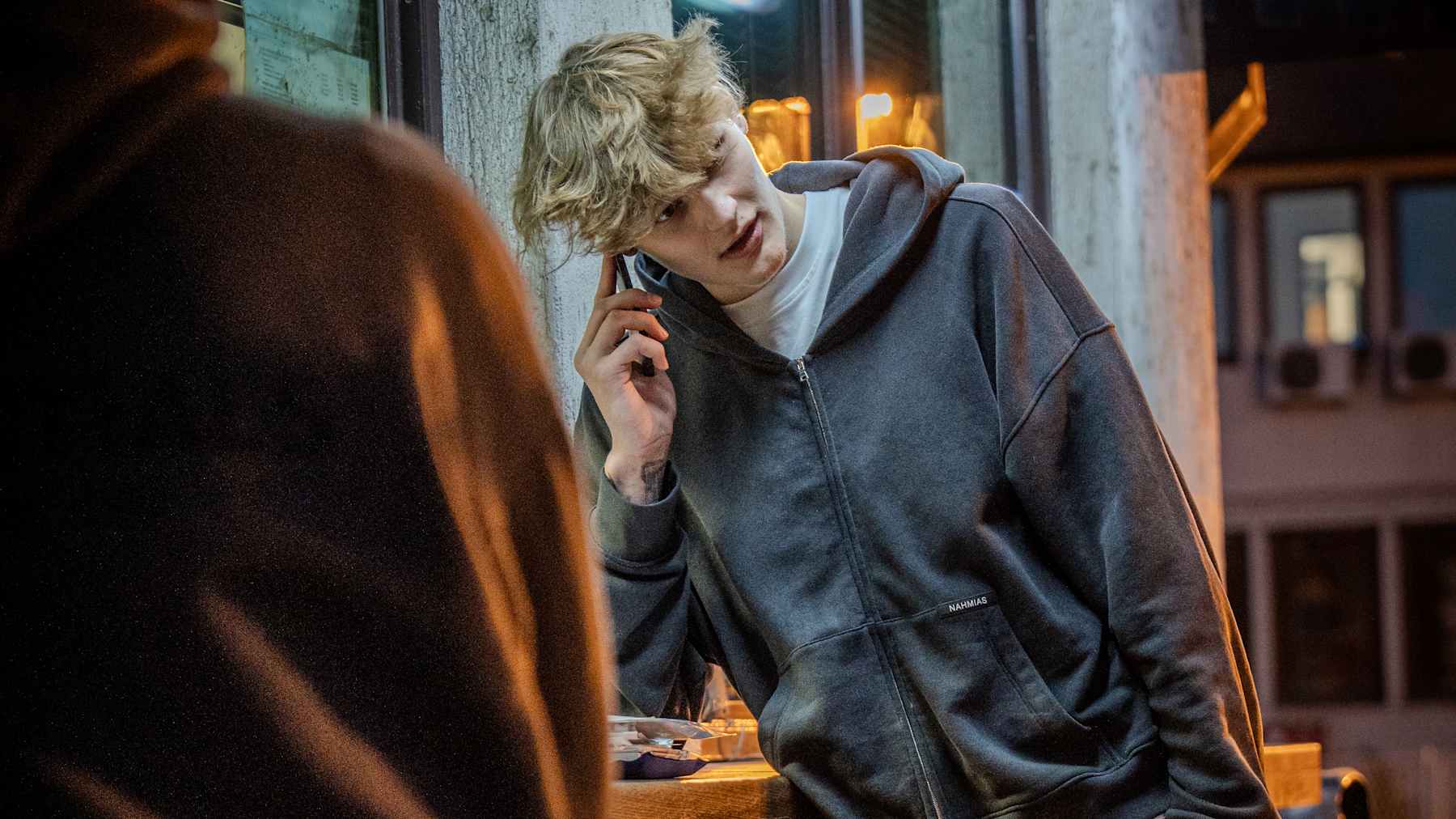 Miikka Muurinen puhuu puhelimessa Belgradissa.