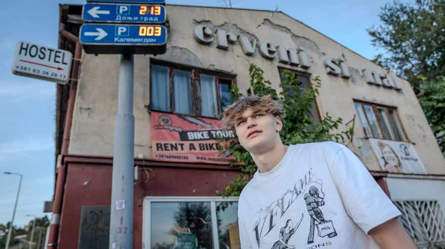 Miikka Muurinen seisoo rosoisella kadulla Belgradissa.