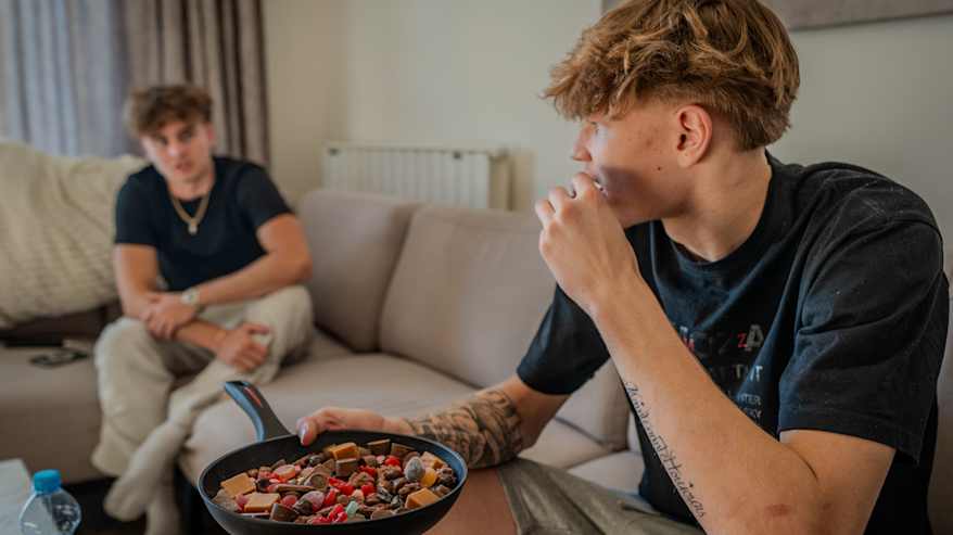 Miikka Muurinen syö karkkia kotisohvallaan.