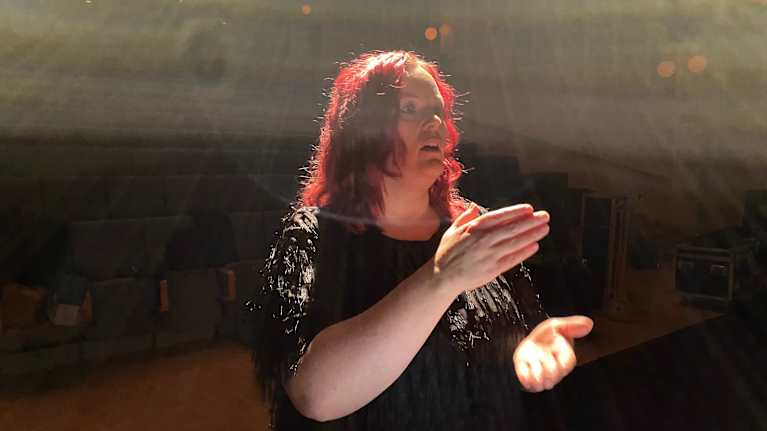 Varkauden laulun kuoronjohtaja Marketta Kosunen johtaa kuoroa. 