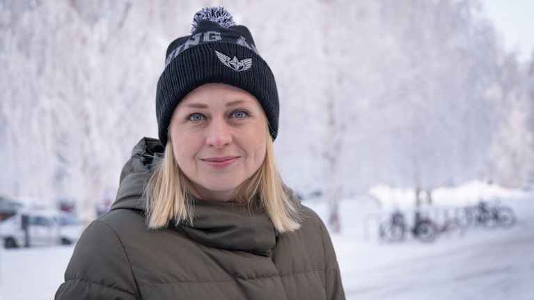 Elina Valtonen hymyilee arktisessa maisemassa.