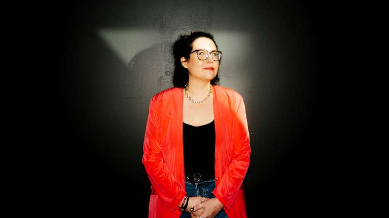 Henkilöä seisoo elokuvasalin ulkopuolella.