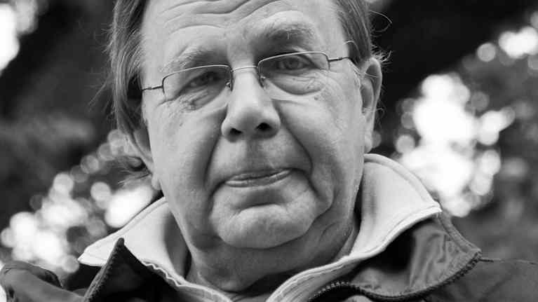 Cay Karlsson katsoo kameraan mustavalkokuvassa.