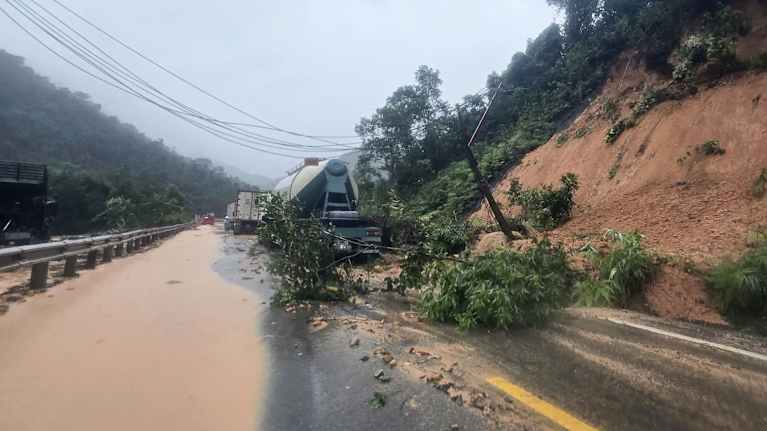 Maa-ainesta ja puita on päätynyt ajoradalle.