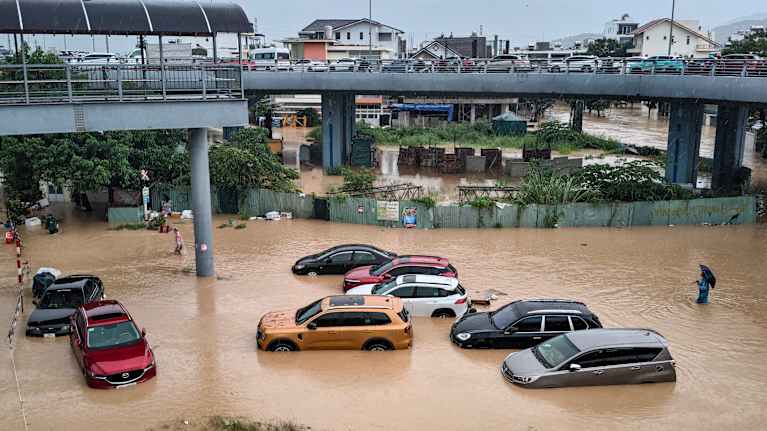 Autot ovat puoliski upoksissa tulvan seurauksena.