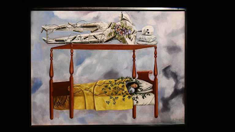 Frida Kahlon omakuva mustalla taustalla.