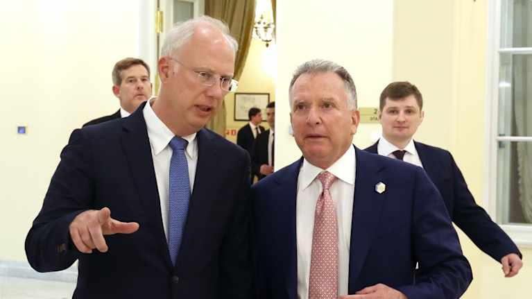 Kirill Dmitriev ja Steve Witkoff keskustelevat.