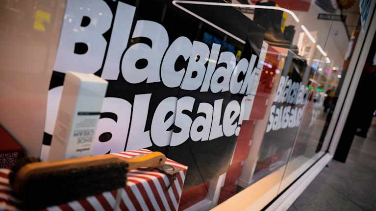 Black Sale -mainoksia liikkeen näyteikkunassa.