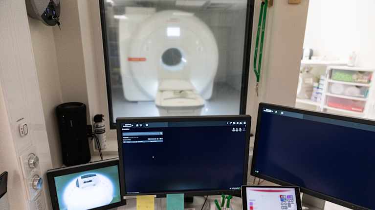 Magneettikuvauslaite kuvantamishuoneessa.