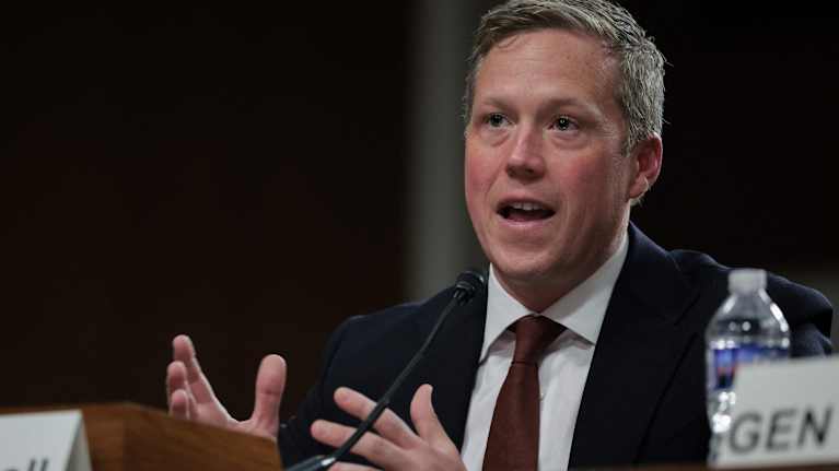 Yhdysvaltain maavoimaministeri Daniel Driscoll puhujanpöntössä.