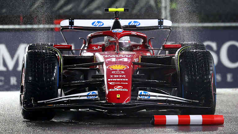 Lewis Hamiltonin auto sateessa.