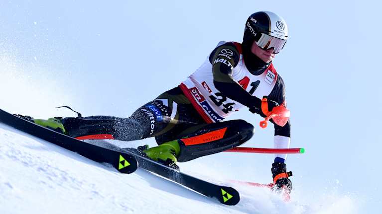 Eduard Hallberg alppihihtämässä.