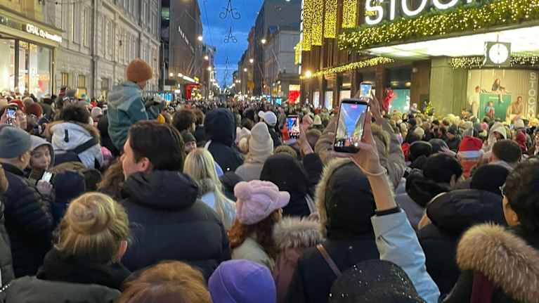 Valtava hmisjoukko Stockmannin edustalla Aleksanterikadulla Helsingin joulunavajaisissa.