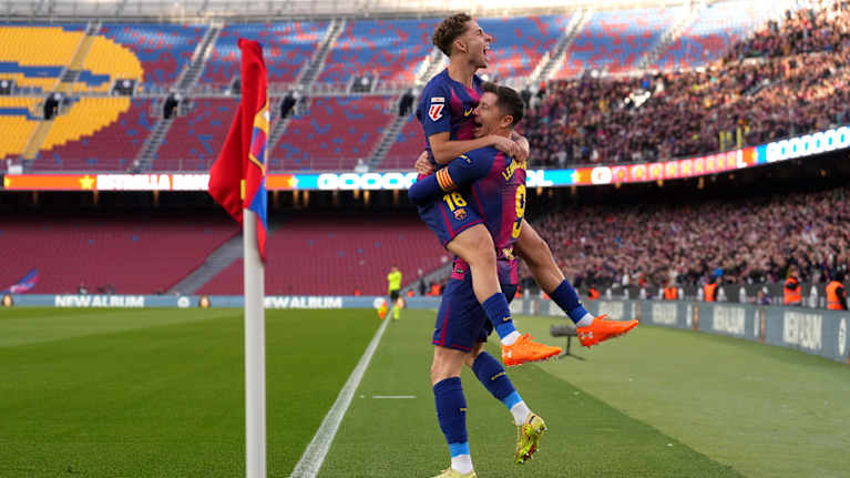 Robert Lewandowski (oikealla) ja Fermin Lopez juhlivat ensimmäistä maalia uudistetulla Camp Noulla.