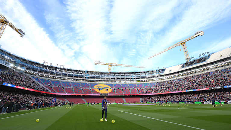 Rakennustelineet ympäröivät yhä Camp Noun stadionia.