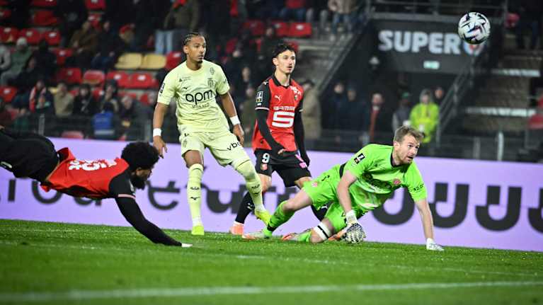 Lukas Hradecky seuraa katseellaan, kun pallo menee maaliin.