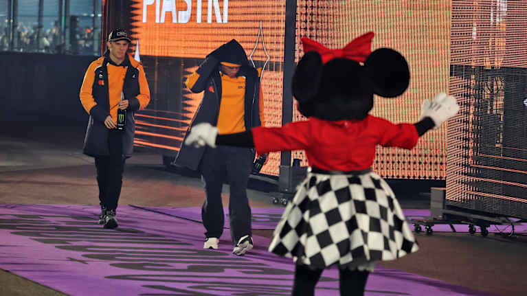 McLaren-tallin Oscar Piastri ja Lando Norris kuvattuna F1-kuljettajien kulkueessa Las Vegasissa 22.11.2025.