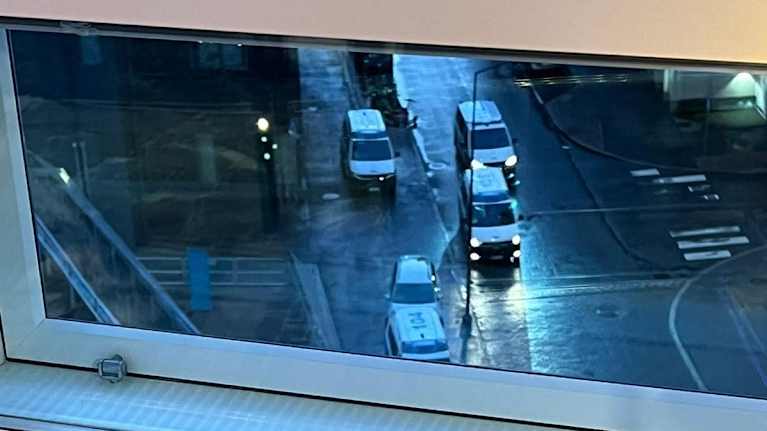 Jätkäsaaressa asuva silminnäkijä kertoo Ylelle, että kuuli laukauksia 23.11.2025 aamulla.