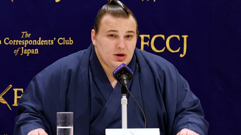 Sumon parrasvaloissa huikeaa kilpailijan uraa tekevä Danylo Yavhusishyn lehdistötilaisuudessa.