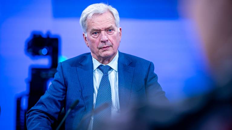Sauli Niinistö TV-studiossa.
