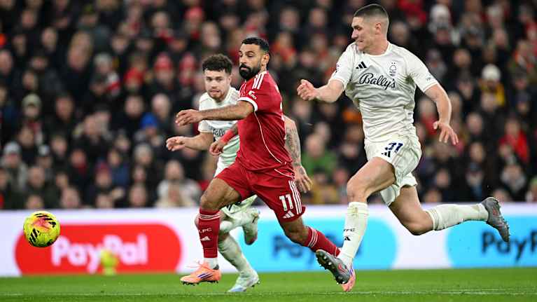 Liverpoolin Mohamed Salah pinkoo pallon perässä Nottingham-puolustajien seuratessa.