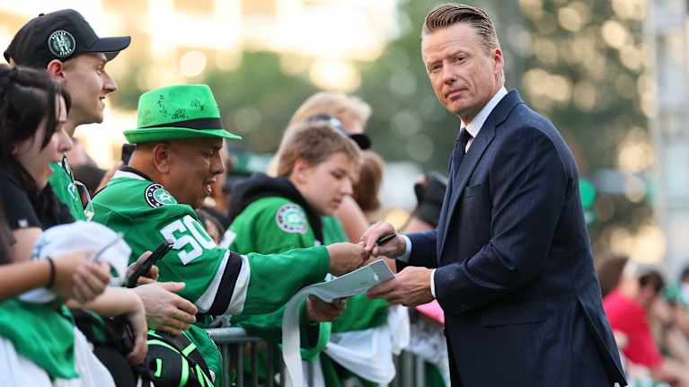 Glen Gulutzan jakaa nimikirjoituksia Dallas-faneille.