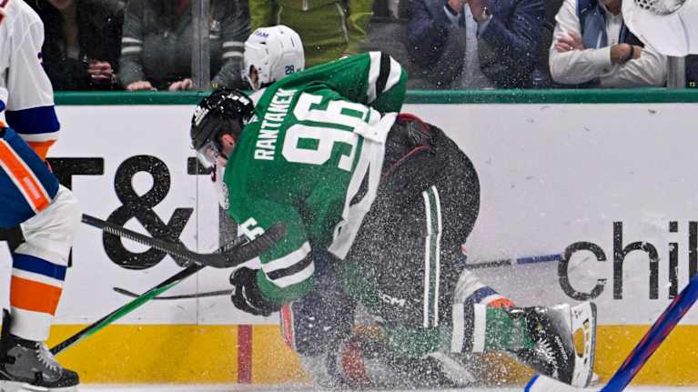 Mikko Rantanen taklaa Aleksandr Romanovia.