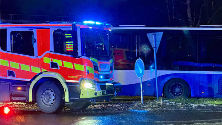 Paloauto ja linja-auto Lahdenperänkadun ja Lempääläntien risteyksessä.