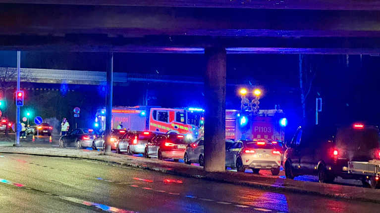 Autoja jonossa Lahdenperänkadun ja Lempääläntien risteyksessä. Taustalla paloautoja.