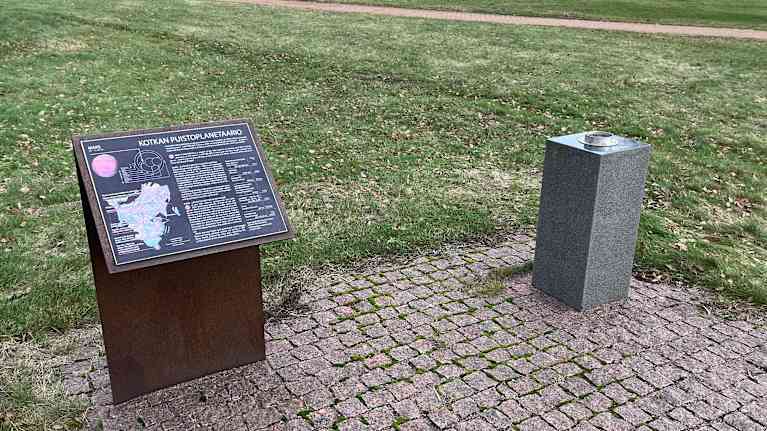 Puistossa on kivialusta, jonka päältä on kadonnut Mars-planeettaa esittävä teos. Vieressä on opastaulu.