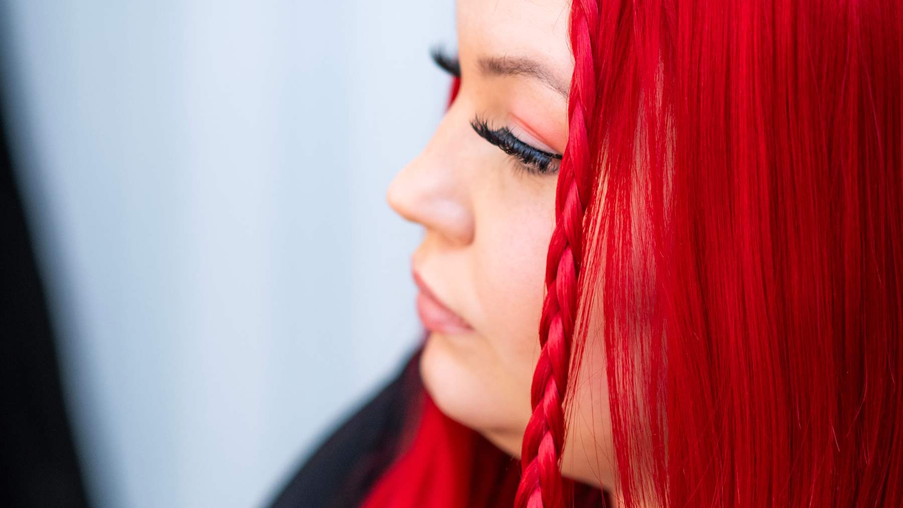 Jenna Sirkiä letittää punaista peruukkiaan.