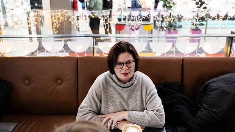 KKV:n johtava asiantuntija Saija Kivimäki kauppakeskuksessa.