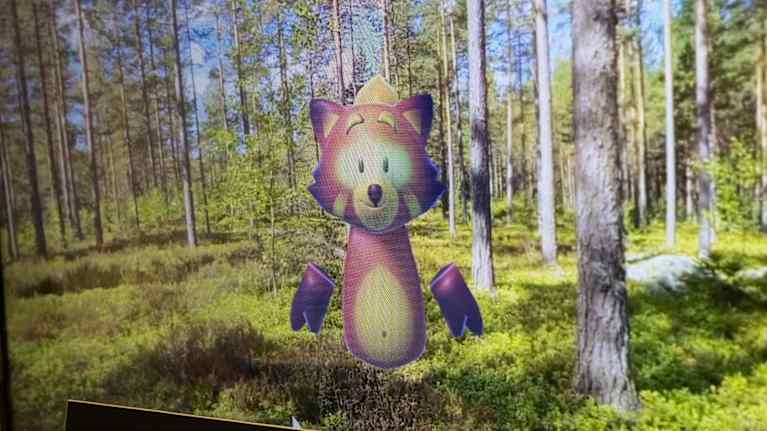 Kettu-hahmo VR-maailmassa metsän keskellä.
