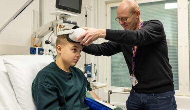 Tamperelainen Akseli Vahila, 14, voitti pistospelon VR-lasien avulla – nyt hän pärjää sairaala­käynneillä ilman niitä | Kotimaa