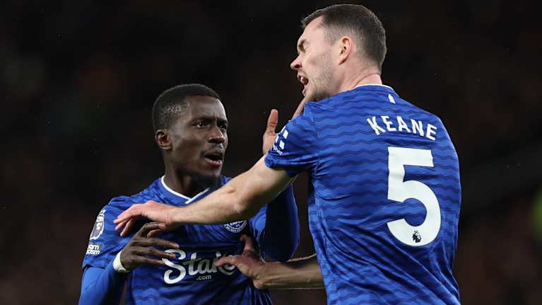 Evertonin Idrissa Gueye (vas.) läpsäisi seurakaveriaan Michael Keanea kasvoihin ja sai tuomarilta punaisen kortin.