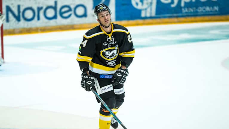 Jari Viuhkola Kärppien pelipaita päällä jäällä,.