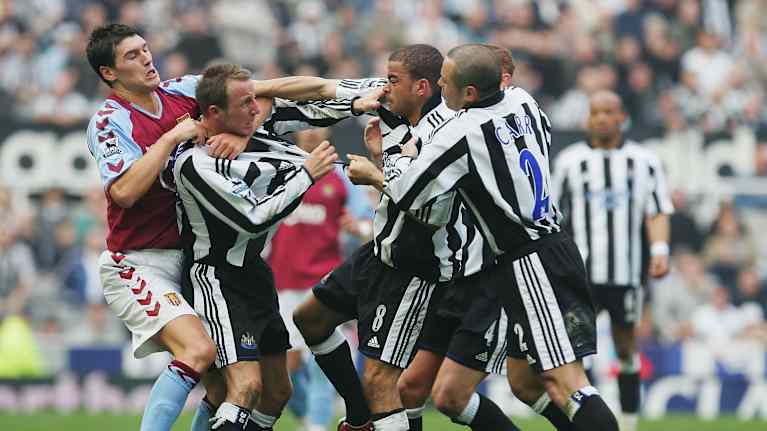 Lee Bowyer ja Kieron Dyer ottivat yhteen Newcastle Unitedin ja Aston Villan välisessä FA Barclays Valioliigan ottelussa St. James’ Parkilla 2. huhtikuuta 2005 Newcastlessa, Englannissa.