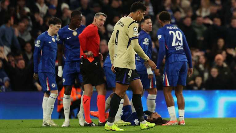 Slovenialaistuomari Slavko Vincic tavoittelee taskustaan punaista korttia Barcelonan puolustaja Ronald Araujolle.